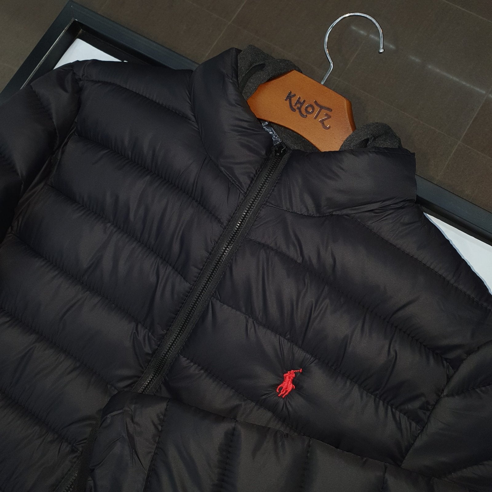 Jaqueta Puffer Ralph Lauren Capuz retirável Preta com Pony Vermelho