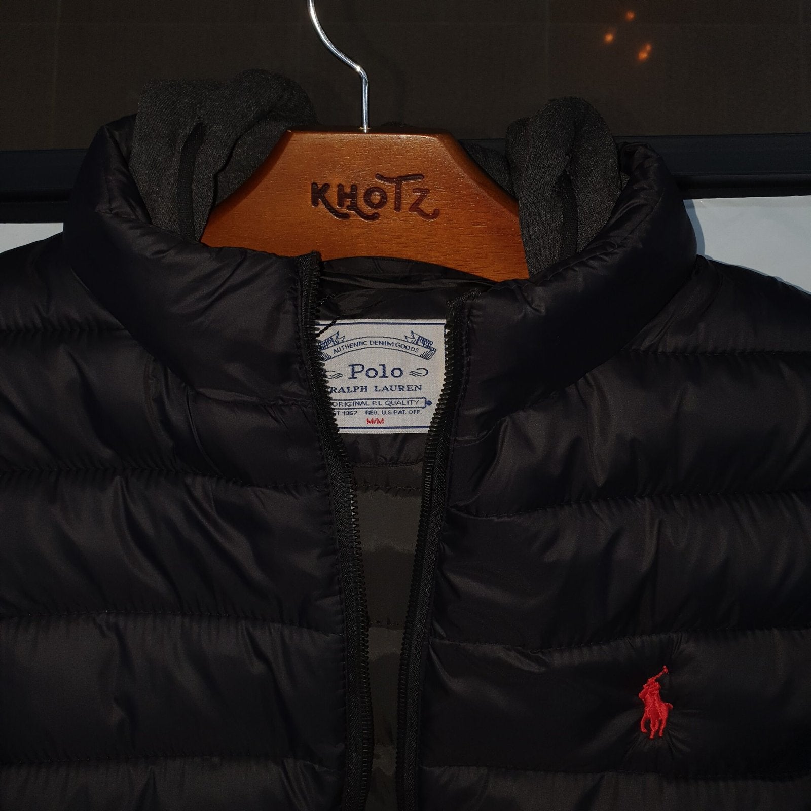 Jaqueta Puffer Ralph Lauren Capuz retirável Preta com Pony Vermelho