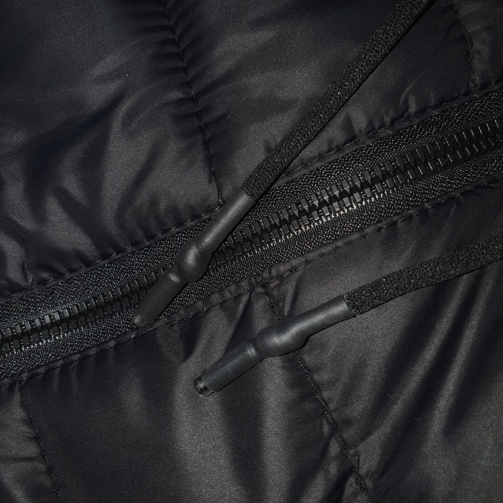 Jaqueta Puffer Ralph Lauren Capuz retirável Preta com Pony Vermelho