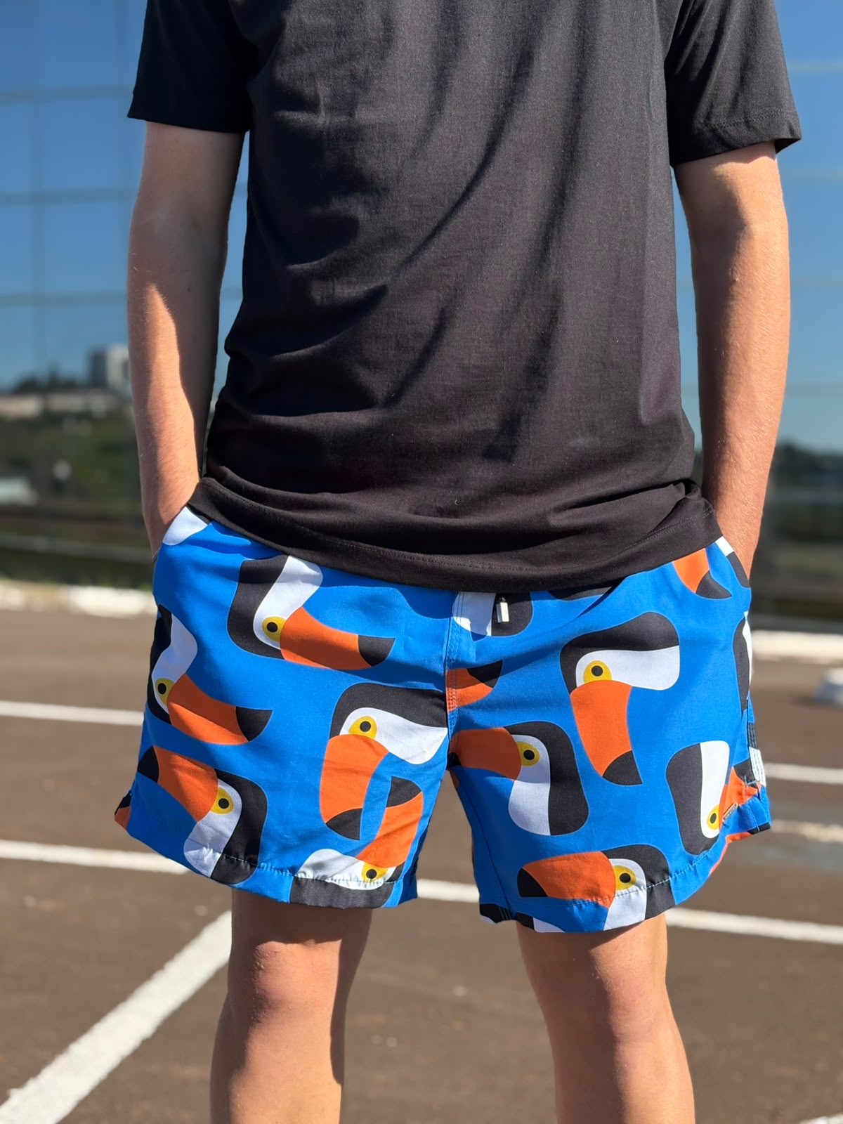 Shorts Praia Masculino Khotz Estampa Tucano Azul com Ponteiras em Metal
