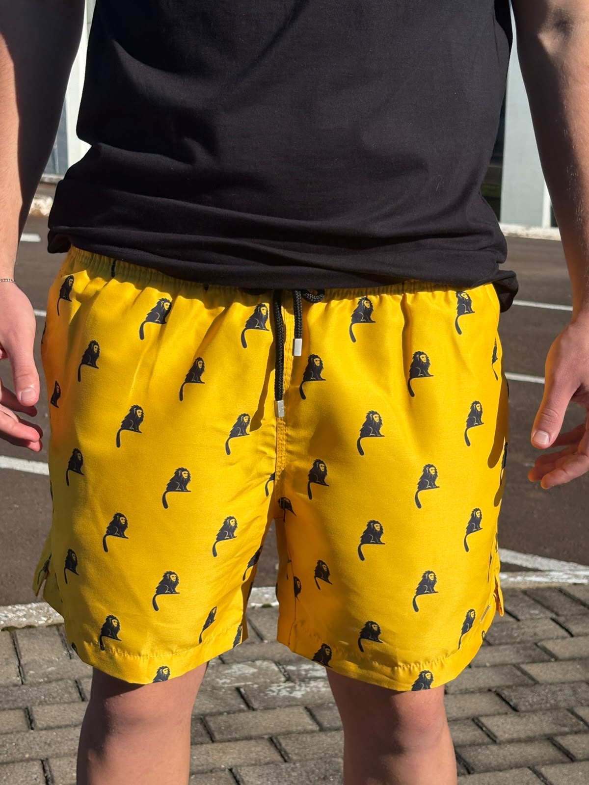 Shorts Praia Masculino Khotz Amarelo Estampa Macaco com Ponteiras em Metal