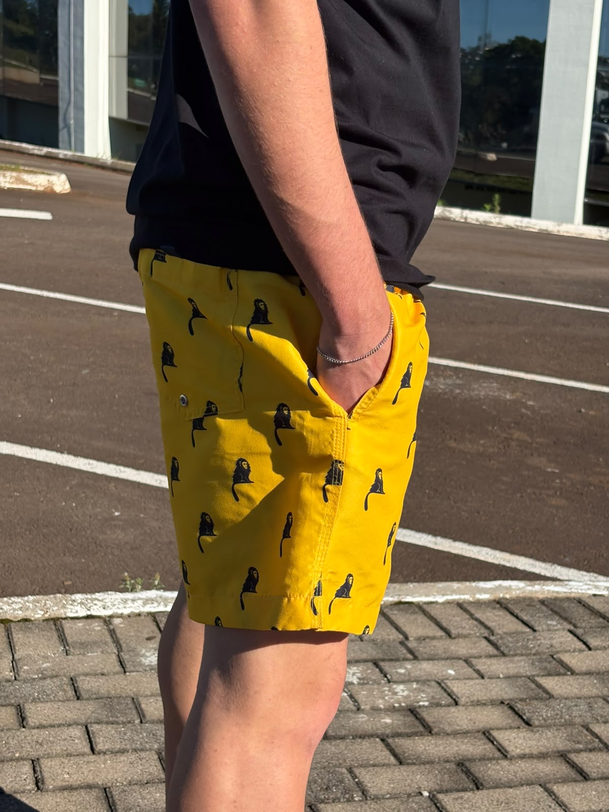 Shorts Praia Masculino Khotz Amarelo Estampa Macaco com Ponteiras em Metal
