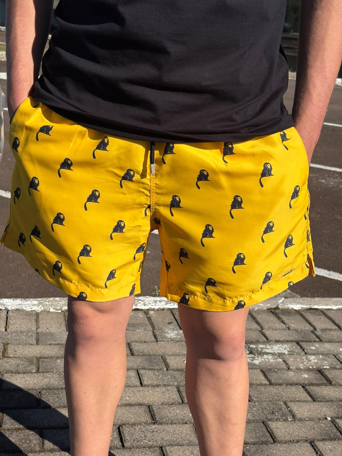 Shorts Praia Masculino Khotz Amarelo Estampa Macaco com Ponteiras em Metal