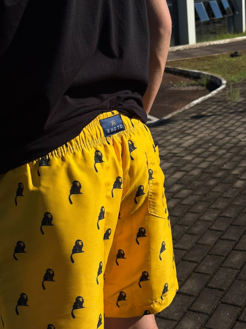 Shorts Praia Masculino Khotz Amarelo Estampa Macaco com Ponteiras em Metal