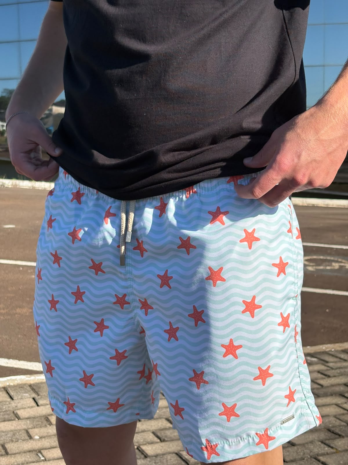 Shorts Praia Masculino Khotz Estampa Estrela do Mar com Ponteiras em Metal