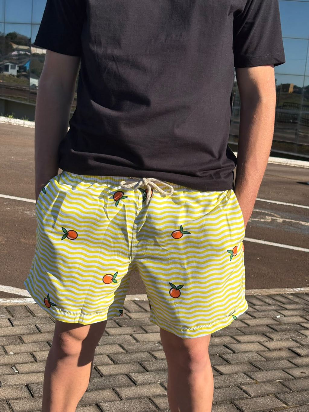 Shorts Praia Masculino Khotz Estampa Tangerina Amarelo com Ponteiras em Metal