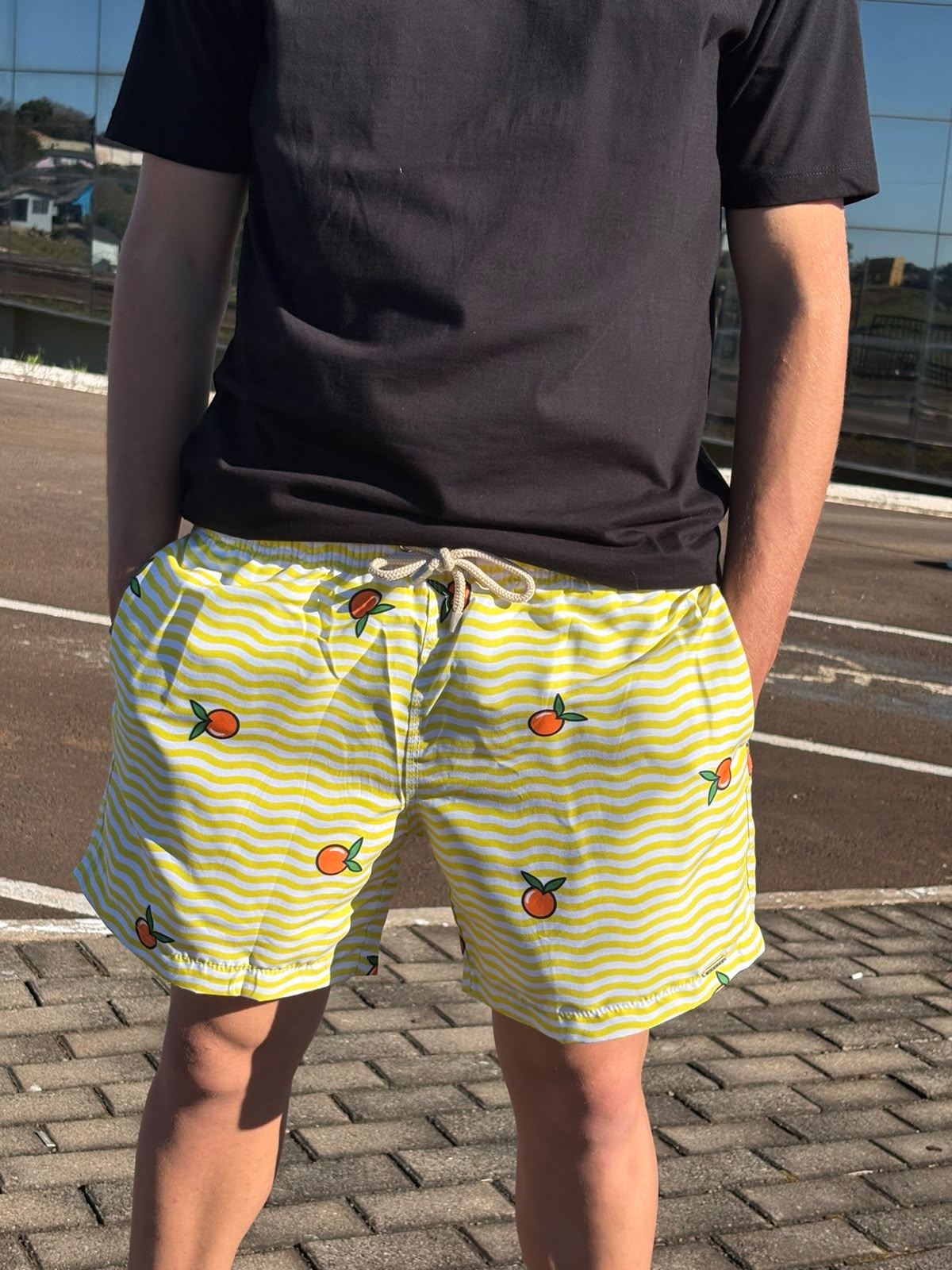 Shorts Praia Masculino Khotz Estampa Tangerina Amarelo com Ponteiras em Metal