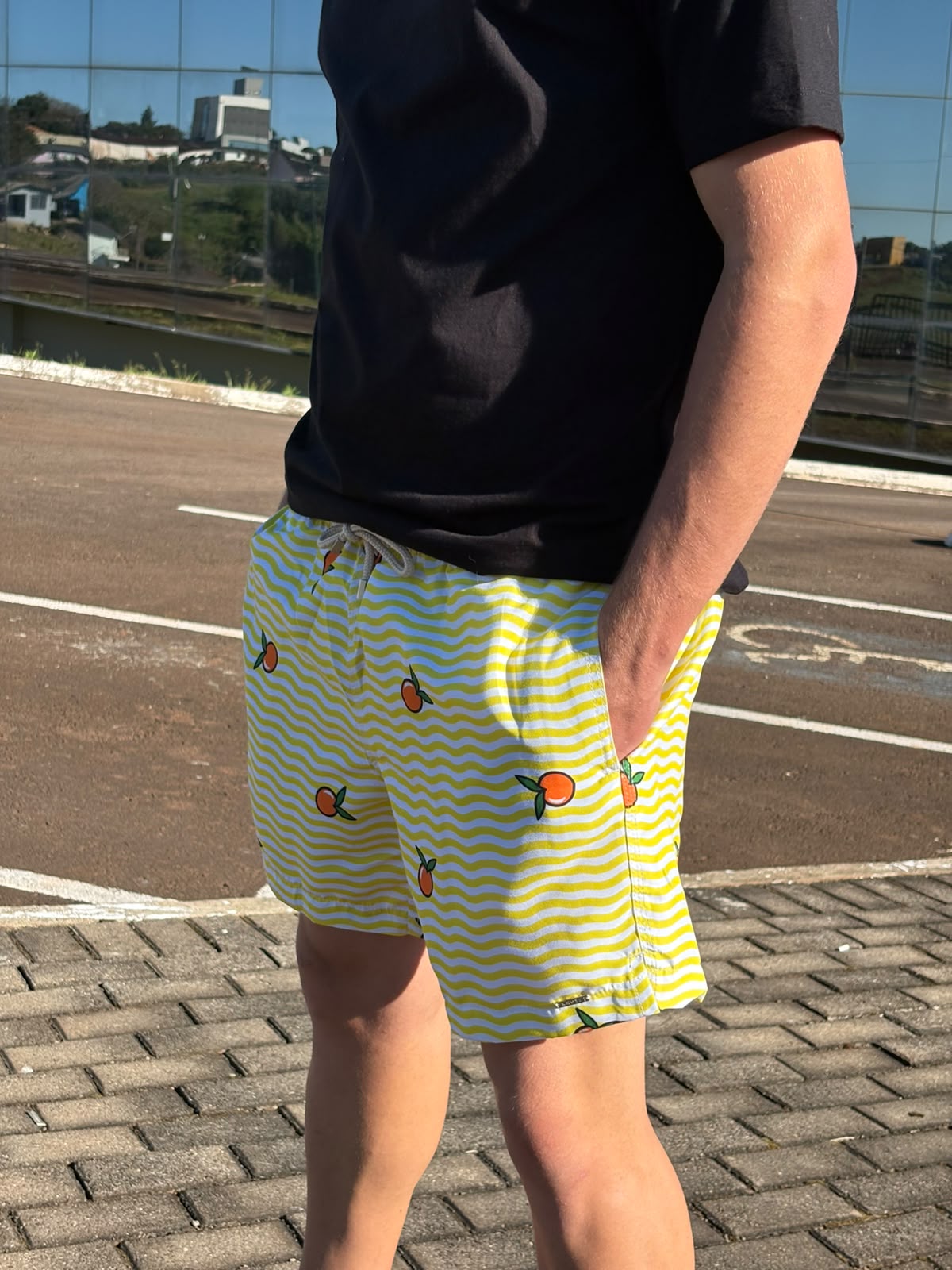 Shorts Praia Masculino Khotz Estampa Tangerina Amarelo com Ponteiras em Metal