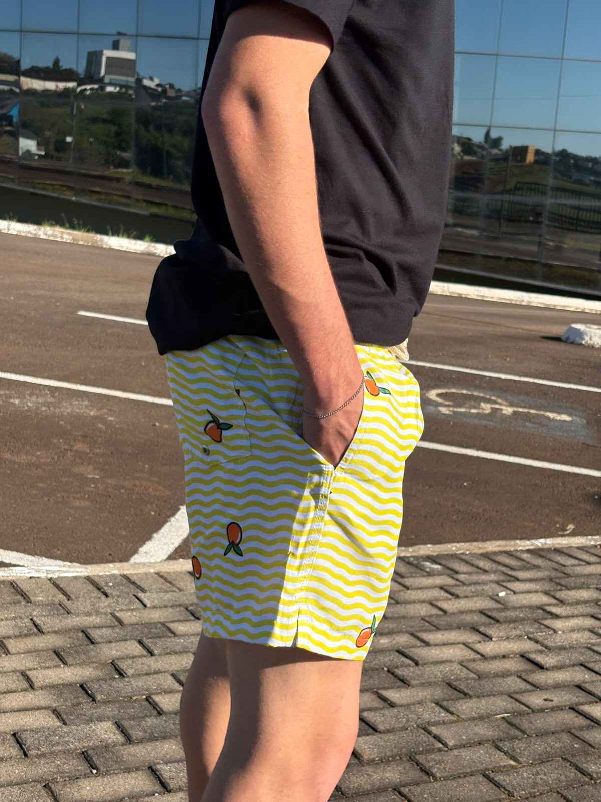 Shorts Praia Masculino Khotz Estampa Tangerina Amarelo com Ponteiras em Metal