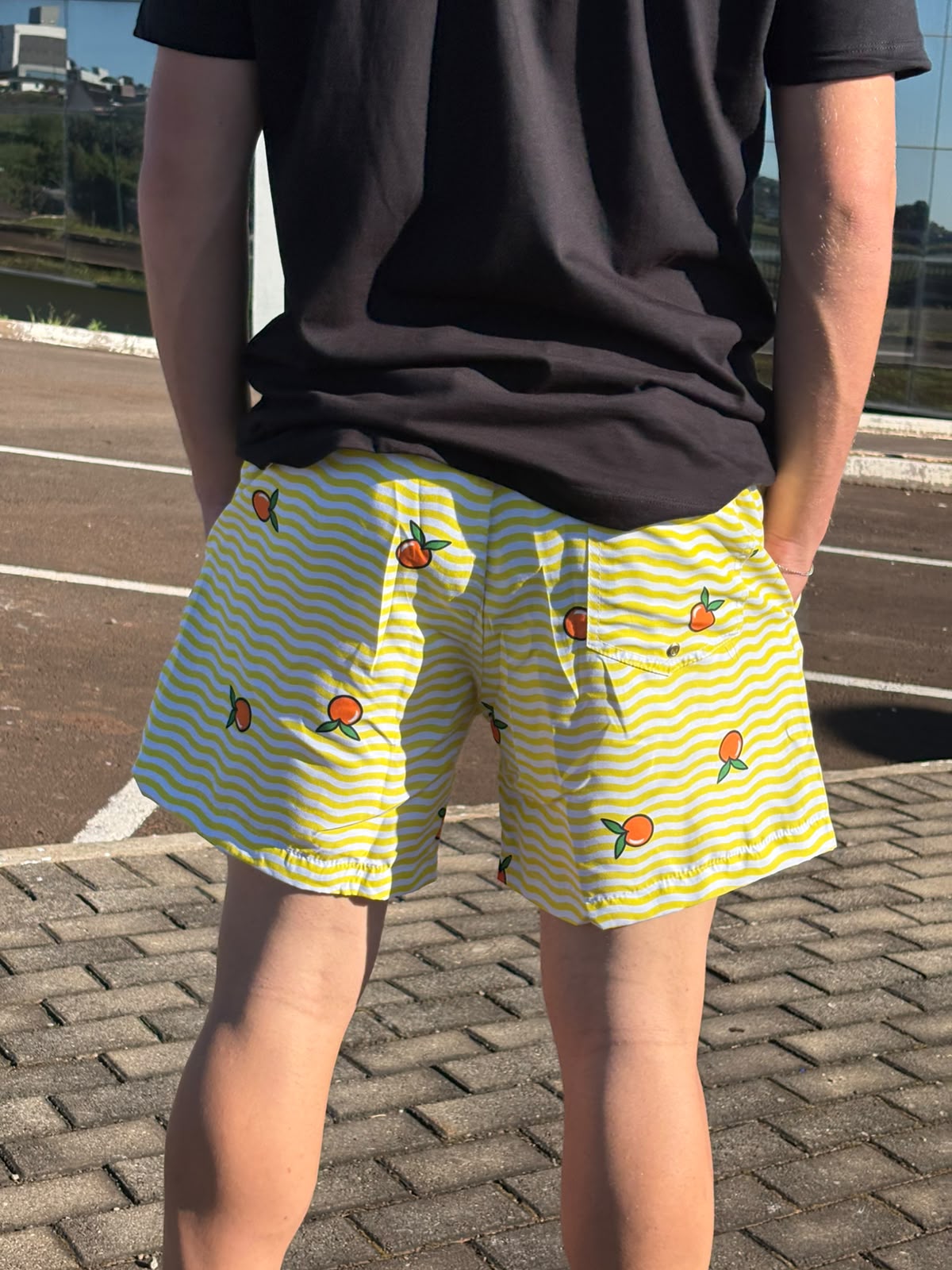 Shorts Praia Masculino Khotz Estampa Tangerina Amarelo com Ponteiras em Metal
