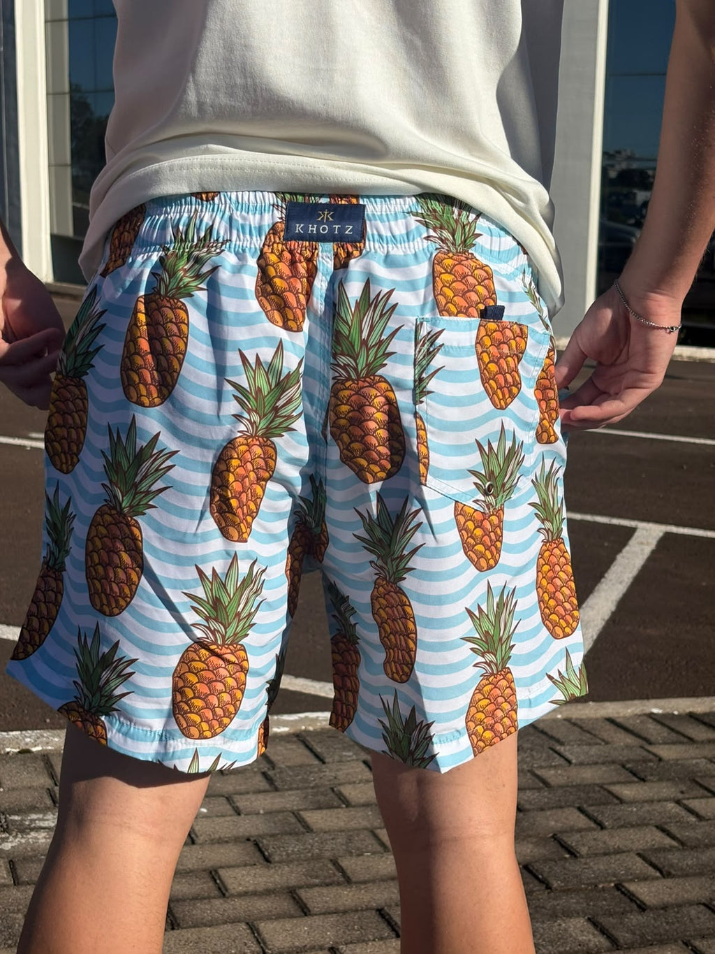 Shorts Praia Masculino Khotz Estampa Abacaxi com Ponteiras em Metal