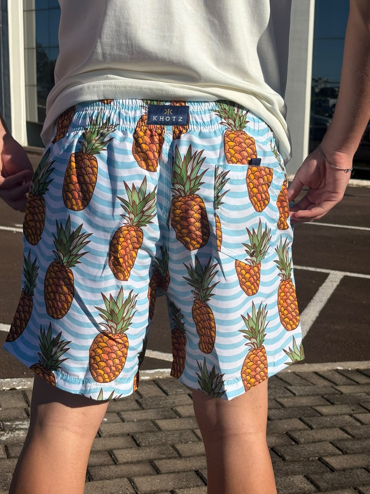 Shorts Praia Masculino Khotz Estampa Abacaxi com Ponteiras em Metal