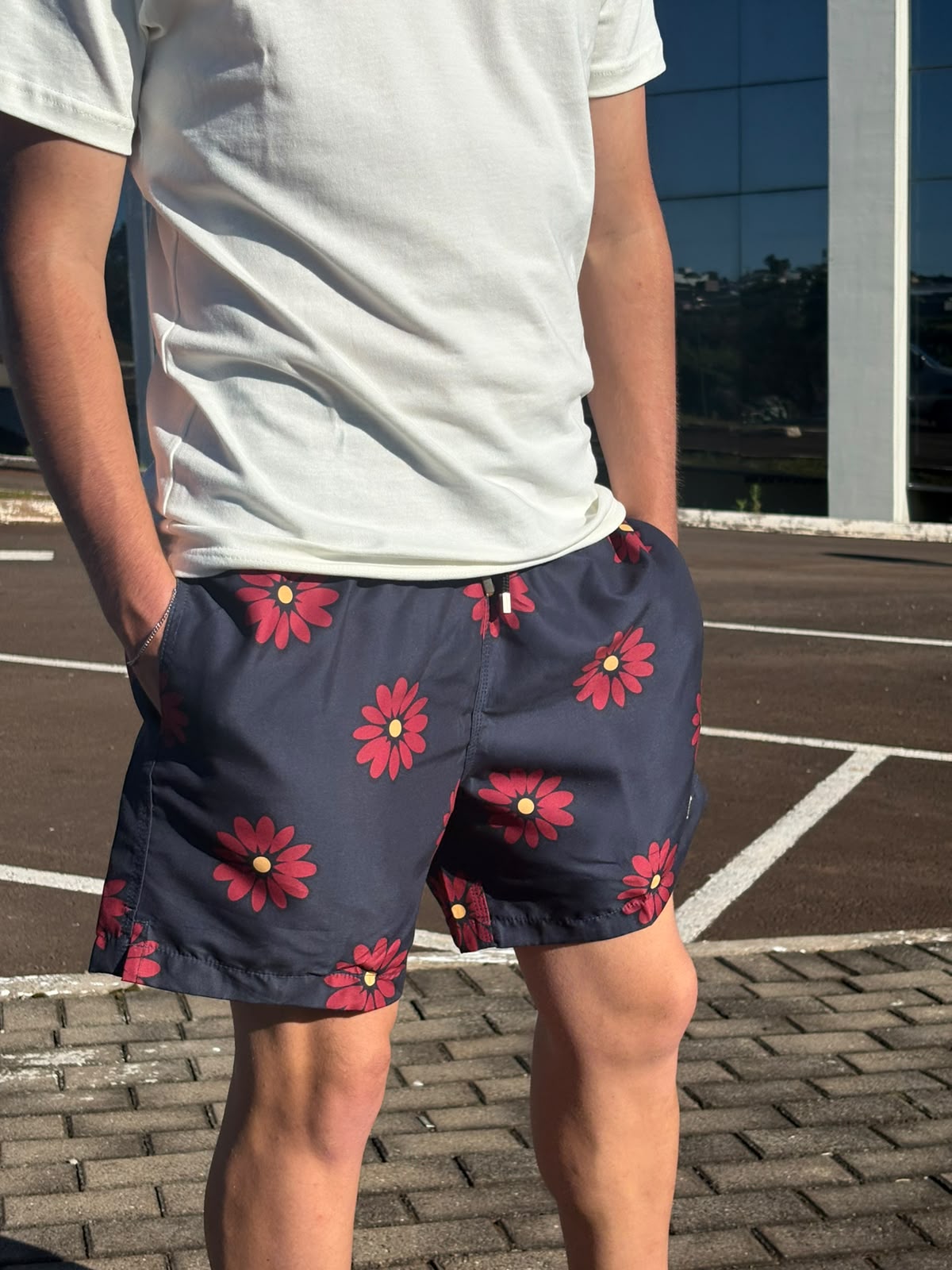 Shorts Praia Masculino Khotz Estampa Flores cor Azul com Ponteiras em Metal