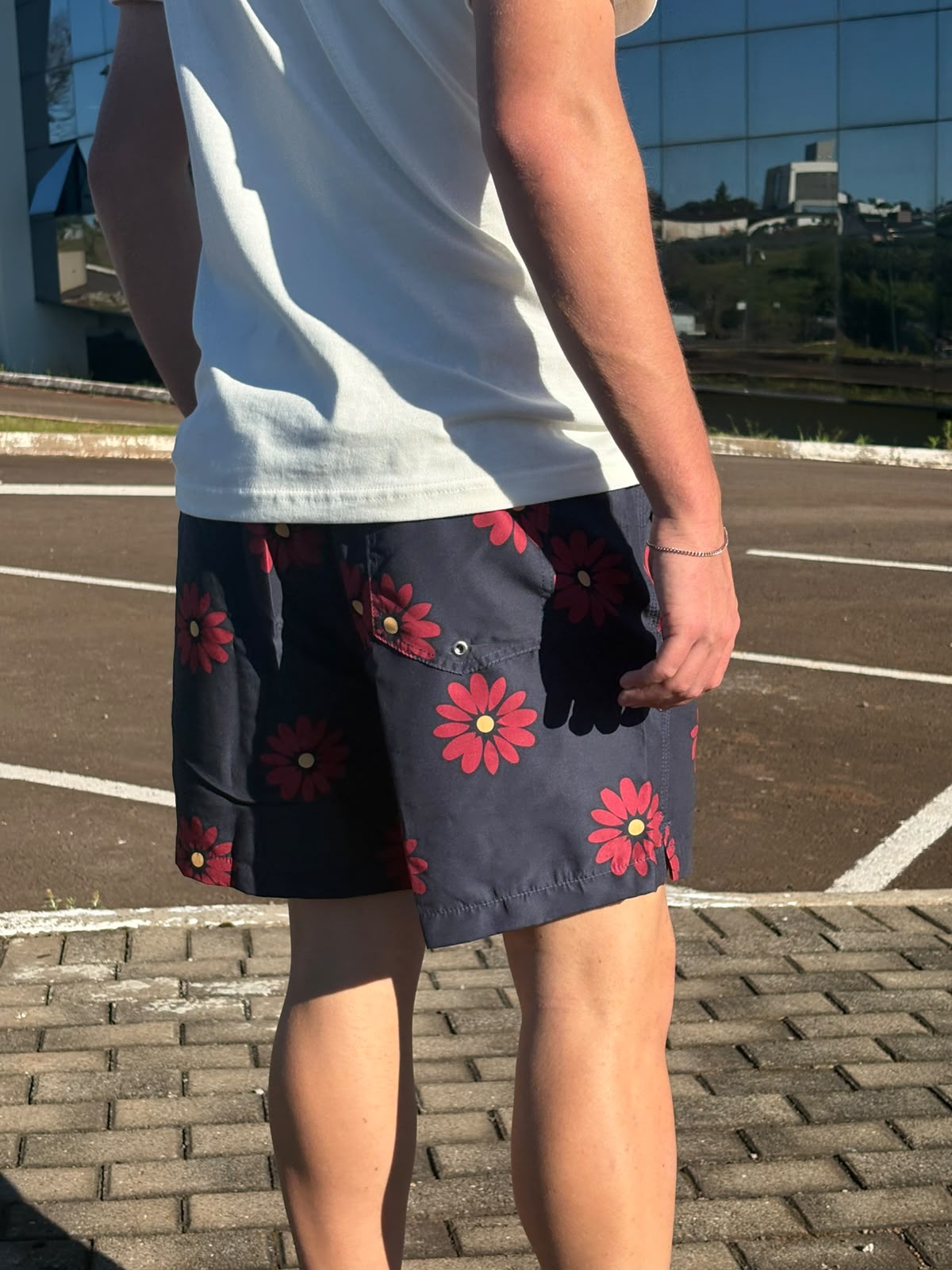 Shorts Praia Masculino Khotz Estampa Flores cor Azul com Ponteiras em Metal