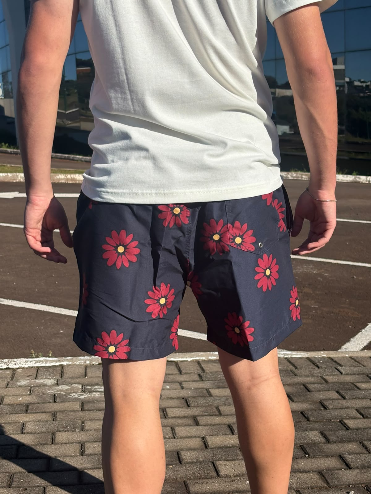 Shorts Praia Masculino Khotz Estampa Flores cor Azul com Ponteiras em Metal