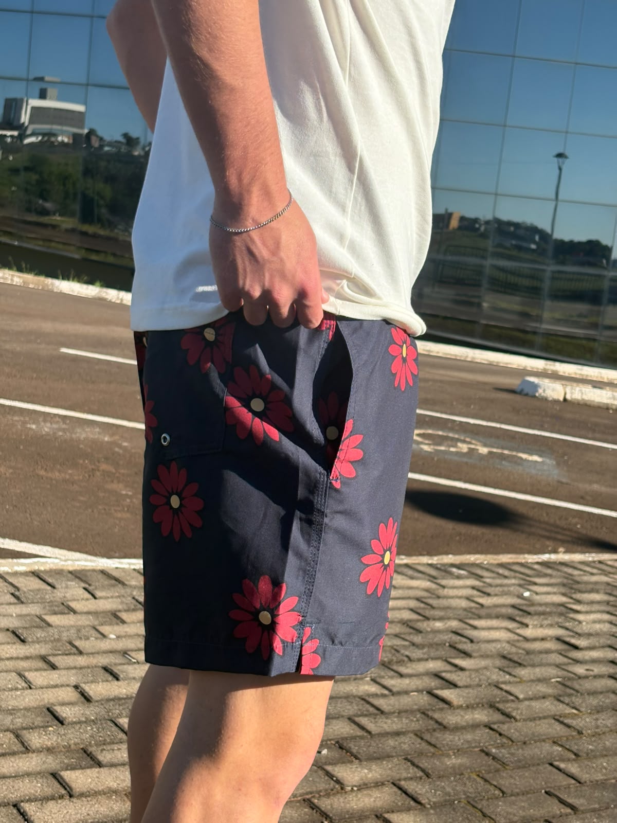Shorts Praia Masculino Khotz Estampa Flores cor Azul com Ponteiras em Metal