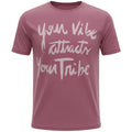 Camiseta Básica King&Joe Masculina cor Vinho Estampa Sua Vibe Atrai Sua Tribo